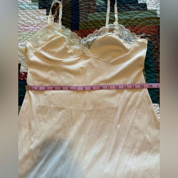 Beautiful Light Yellow Vintage Lace Chemise Size Medium/Large - Picture 4 of 5